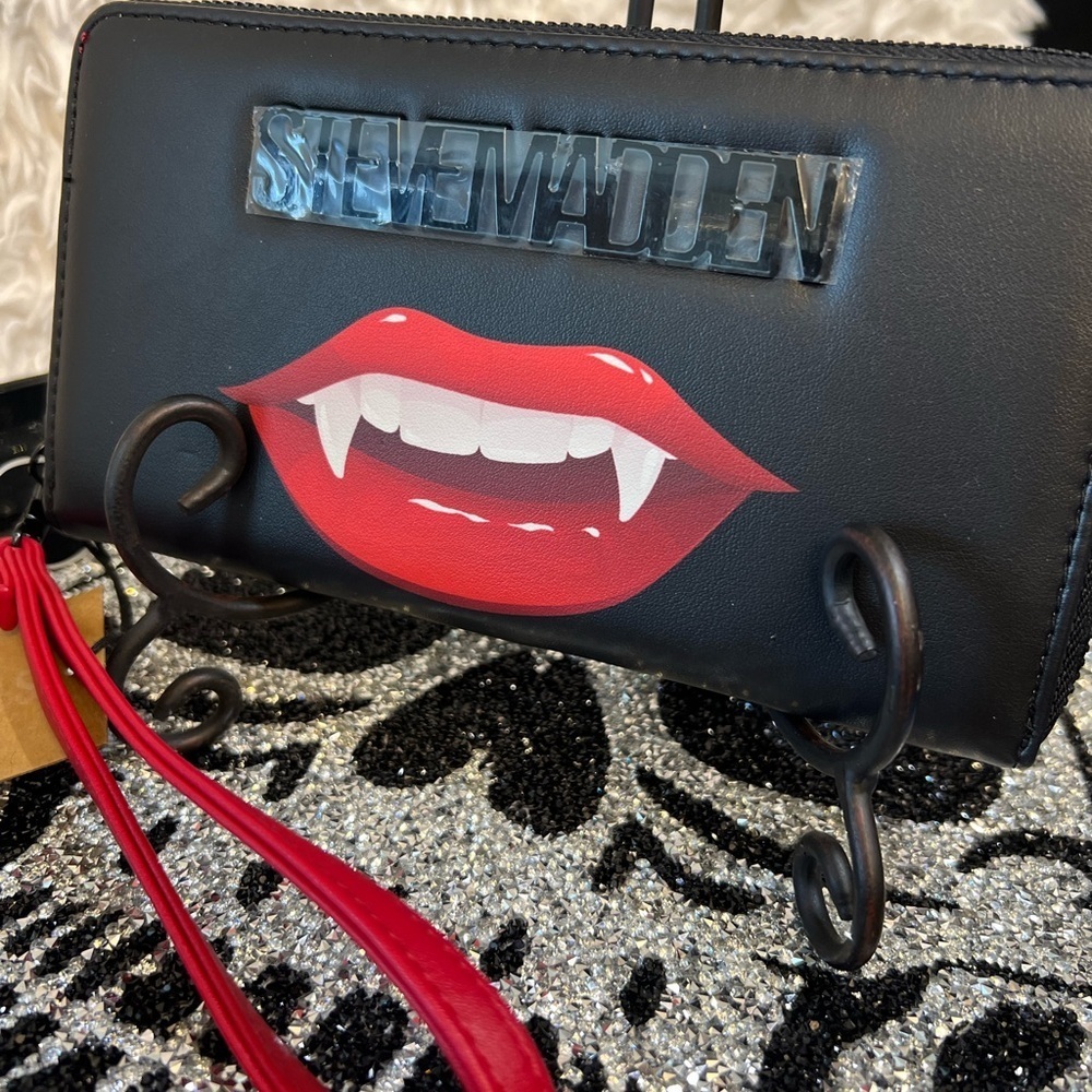 🖤👄🧛‍♀️NWT-STEVE MADDEN VAMPIRE LIP ZIP WALLET/ WRISTLET🖤🧛‍♀️👄